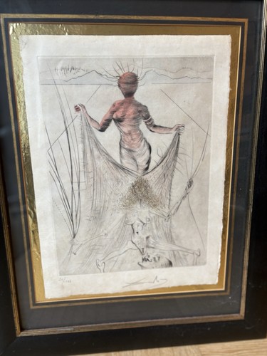 Salvador dalí femme tenant - salvador, "femme